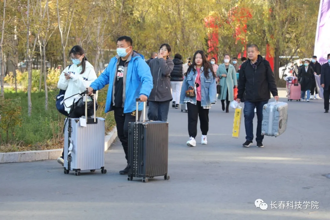 长春科技学院迎来第三批入学新生