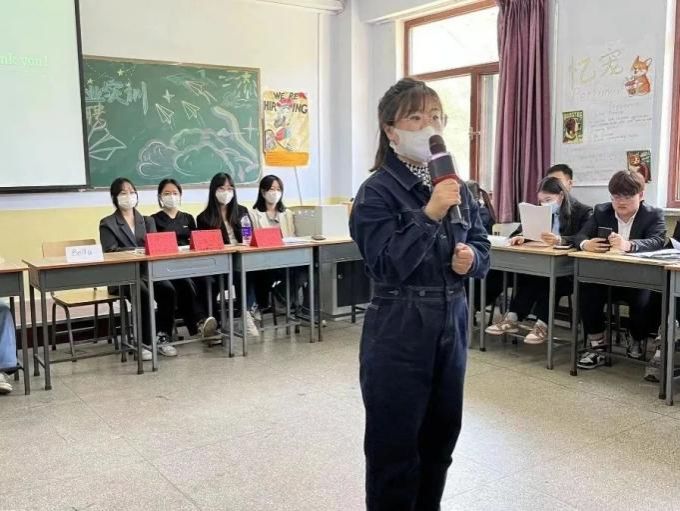 一群人站在桌子边中度可信度描述已自动生成 一群人站在桌子边中度可信度描述已自动生成