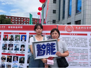 报纸上有人的照片上写着字中度可信度描述已自动生成