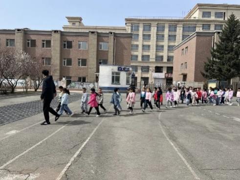 人们走在街道上描述已自动生成 人们走在街道上描述已自动生成