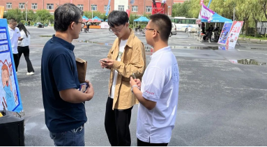 穿黑色衣服的男人在街道边站着一群人中度可信度描述已自动生成