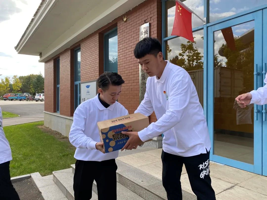 长春科技学院学生志愿者参加长白山自然保护区庆祝建区60周年系列活动